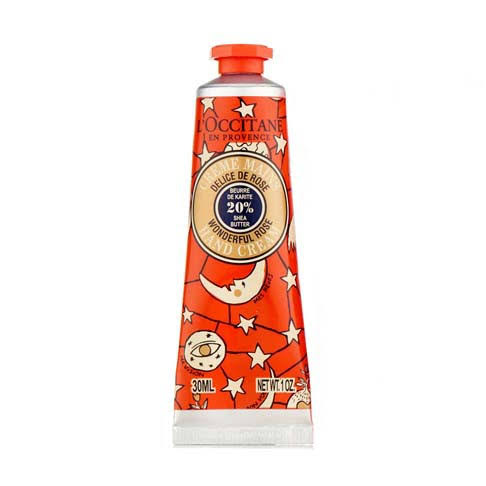  L'occitane Wonderful Rose Hand Cream 10 ml.​  ผลิตภัณฑ์ครีมทามือยอดนิยมทั่วโลกจาก L'Occitane อุดมด้วยคุณค่าบำรุงจากเชียบัตเตอร์ถึง 20% พร้อมเพิ่มประสิทธิภาพสูงสุดด้วยวิตามินอี  น้ำผึ้ง น้ำมันมะพร้าว และสารสกัดจากอัลมอนด์ มอบกลิ่นหอมจรุงจากมะลิและกระดังงา   ให้ความชุ่มชื้นมากกว่าเดิม ด้วยส่วนผสม 20% ของเชีย บัตเตอร์ในครีมทามือสูตรเฉพาะของ L’Occitane ที่จะช่วยปกป้องและคงความชุ่มชื้นได้อย่างรวดเร็ว อีกหนึ่งสินค้าขายดีที่ถูกขายทุกๆ 3 วินาที*